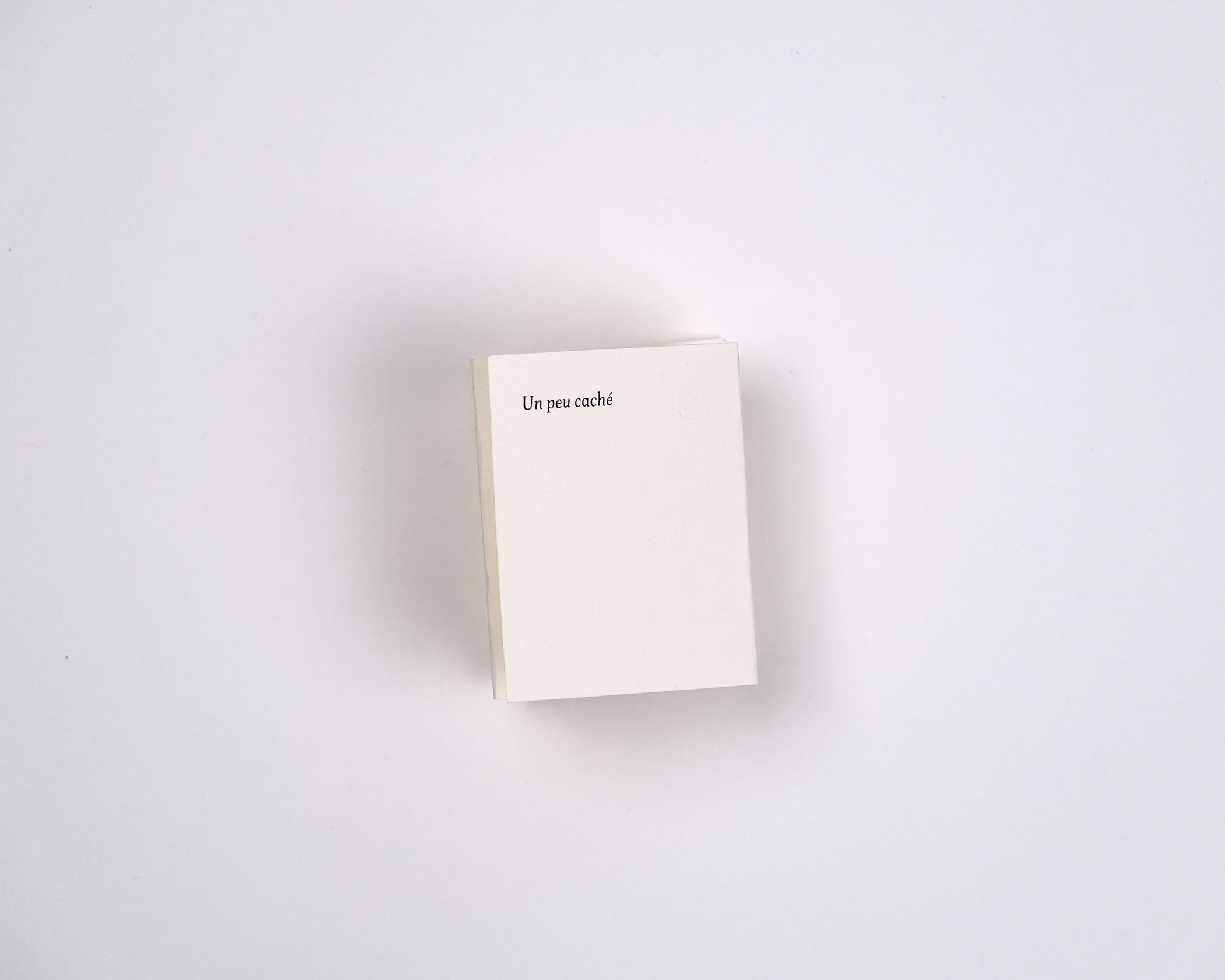 Un peu caché